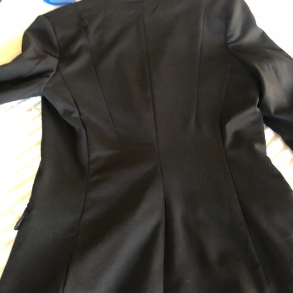 Very stylish H&M black blazer, dress up or dress down. - Picture 5 of 6